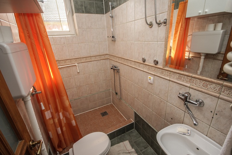 Hostel Terasa, Novi Sad, Serbia, bathroom 2